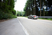 Cabrio auf einer Landstrasse, Schwarzwald, Baden-Württemberg, Deutschland