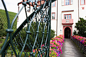 Eingang, Schloss Neuweier, Baden-Baden, Schwarzwald, Baden-Württemberg, Deutschland