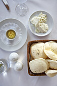 Fladenbrot, Butter und Frischkäse im Restaurant Borsa, Istanbul, Türkei