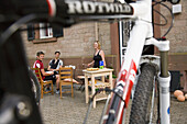 Gäste im Bikeparkhostel, Merzalben, Pfälzerwald, Rheinland-Pfalz, Deutschland