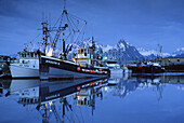 Schiffe im Hafen der Stadt Valdez vor schneebedeckten Bergen, Bucht Prince William Sound, Alaska, USA, Vereinigte Staaten von Amerika