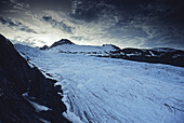 Blick auf den Worthington Gletscher unter dunklen Wolken, Alaska, USA, Vereinigte Staaten von Amerika