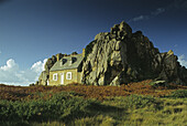 Einsames Haus zwischen Felsen im sonnenlicht, Pointe du Château, Bretagne, Frankreich, Europa