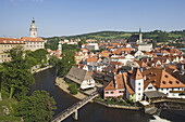 Altstadtansicht mit Moldau, Schloss und St. Jobst-Kirche, Cesky Krumlov, Krummau an der Moldau, Südböhmen, Tschechien