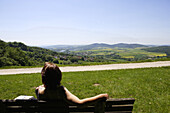 Frau genießt Ausblick über Landschaft bei Bad Staffelstein, Franken, Bayern, Deutschland