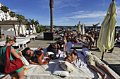 Urlauber im Buddha Beach Club, Puerto Banus, Marbella, Andalusien, Spanien