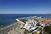Blick über Strand mit Yachthafen, Marbella, Andalusien, Spanien