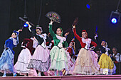 Tanzaufführung in traditionellen Kostümen auf einer Bühne, Fiestas de San Isidro Labrador, Madrid, Spanien