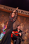 Frau tanzt Flamenco im Restaurant Corral de la Maoreira, Madrid, Spanien