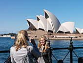 Zwei junge Frauen, Sydney Opera House im Hintergrund, Sydney, New South Wales, Australien
