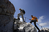 Zwei Bergwanderer beim Aufstieg über Jubiläumsgrat, Zugspitze, Bayern, Deutschland