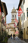 Altstadtgasse mit Blick auf den Dom, San Quirico d'Orcia, Toskana, Italien