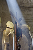 Altar-Kruzifix mit Lichteinfall, Kloster Sant' Antimo, Castelnuovo dell' Abate, bei Montalcino,  Toskana, Italien