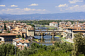 Blick auf den Arno und die Ponte Vecchio, Florenz, Toskana, Italien
