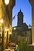 Altstadtgasse mit Blick auf den Dom, San Quirico d'Orcia, Toskana, Italien