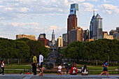 Blick vom Museum of Art auf den Benjamin Franklin Parkway und die Downtown, Philadelphia, Pennsylvania, USA