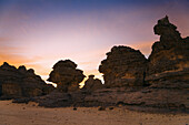 Sonnenuntergang im Wadi Awis, Akakus Gebirge, Libyen, Sahara, Afrika