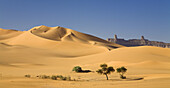 Sanddünen vor den Idinen Bergen in der libyschen Wüste, Libyen, Sahara, Nordafrika