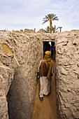 Tuareg in den Ruinen von Germa, Hauptstadt der Garamanten, Libyen, Sahara, Nordafrika