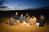 Tuaregs mit Touristen am Feuer, Libyen, Afrika