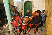 Kartenspieler in der Medina, Altstadt, Tripolis, Libyen, Afrika