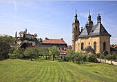 Wallfahrtsbasilika zur heiligen Dreifaltigkeit des Franziskanerklosters in Gößweinstein, Landkreis Forchheim, Oberfranken, Bayern, Deutschland Fassade nach Renovierung 2009 / Pilgrimage basilica of the Holy Trinity of the Franciscan monastery, facade afte