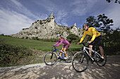 Junges Paar auf Fahrrädern in der Republik San Marino, Italien, Europa