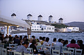 Menschen auf der Terrasse einer Bar in der Abenddämmerung, Mykonos-Stadt, Griechenland, Europa