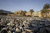 Strand und Häuser mit Palmen, Santa Margherita, Ligurien, Italien, Europa