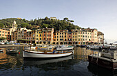 Blick auf Boote im Hafen, Portofino, Ligurien, Italien, Europa