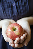 Adult, Adults, Allegory, Apple, Apples, Close-up, Closeup, Color, Colour, Concept, Concepts, Female, Food, Foodstuff, Fruit, Fruits, hand, hands, healthy, healthy food, Hold, Holding, human, indoor, indoors, interior, Nourishment, Nutrition, One, One pers