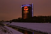 D-Oberhausen, Ruhrgebiet, Niederrhein, Nordrhein-Westfalen, NRW, Ausstellungshalle Gasometer waehrend der Veranstaltung Sternstunden, Flusslandschaft der Emscher, Kanal, IBA, Internationale Bauausstellung Emscherpark, Abend, Daemmerung, Beleuchtung, Winte