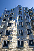 Germany, Nordrhein-Westfalen, Dusseldorf, Medienhafen, Frank Gehry building, Neuer Zollhof