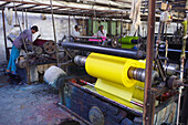 Inde, Rajasthan, Usine de Sari, teinture des tissus destines a la confection des saris  // India, Rajasthan, Sari Factory, dyeing of the textile using for sari