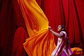 Inde, Rajasthan, Usine de Sari, Les tissus sechent en plein air  Ramassage des tissus secs par des femmes et des enfants avant le repassage  Les tissus pendent sur des barres de bambou  Les rouleaux de tissus mesurent environ 800 m de long   // India, Ra