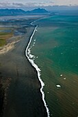 Vista aérea de la costa en Skinneyjarhöfdi cerca de Höfn, en el sureste de Islandia