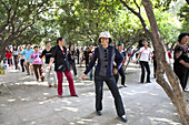 Dancing group, people dancing at Green Lake Park, Kunming, Yunnan, People's Republic of China, Asia