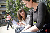 Chinesische und deutsche Studentin im Gespräch auf dem Campus der Yunnan Minzu Daxue Nationalitäten Universität, Kunming, Yunnan, Volksrepublik China, Asien