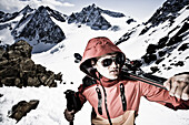 Junger Mann mit Telemark-Ski auf der Schulter vor Oestlicher Seespitze, Westlicher Seespitze und Ruderhofspitze, Wildgratscharte, Stubaier Alpen, Tirol, Oesterreich, MR