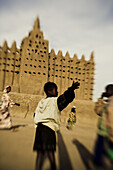 Menschen vor der Moschee von Djenna, Mali, Afrika