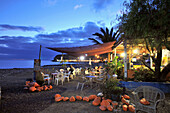 Menschen in einer Strandbar am Abend, Playa de Santiago, Südküste, Gomera, Kanarische Inseln, Spanien, Europa