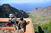 Touristen blicken auf Taguluche von Arure, Westküste, Gomera, Kanarische Inseln, Spanien, Europa