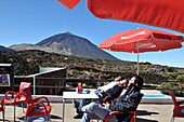 Menschen im Café sitzen in der Sonne, Teide, Teneriffa, Kanarische Inseln, Spanien, Europa