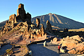 Teide mit Los Roques in Las Canadas, Wanderer im Parque National del Teide, Teneriffa, Kanarische Inseln, Spanien, Europa
