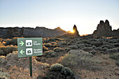 Schild in Las Canadas im Parque National del Teide bei Sonnenuntergang, Teneriffa, Kanarische Inseln, Spanien, Europa