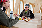 Zwei Frauen machen Brotzeit, Neue Monte-Rosa-Hütte, Zermatt, Kanton Wallis, Schweiz
