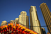 Bude von einem Rummelplatz und Hochhäuser unter blauem Himmel, Jumeirah Beach Residence, Dubai, VAE, Vereinigte Arabische Emirate, Vorderasien, Asien