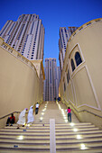 Menschen auf Treppen in der Jumeirah Beach Residence, Dubai, VAE, Vereinigte Arabische Emirate, Vorderasien, Asien