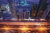 Hochhäuser entlang der Sheikh Zayed Road am Abend, Dubai, VAE, Vereinigte Arabische Emirate, Vorderasien, Asien