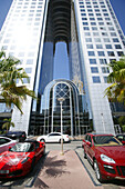 Autos vor dem Dusit Dubai Hotel, Dubai, VAE, Vereinigte Arabische Emirate, Vorderasien, Asien